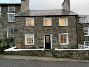 Tegannedd - Luxury Grade II Listed Cottage With Hot Tub